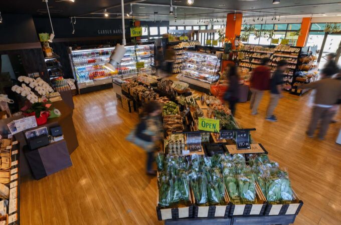 VMDを取り入れた食品店の売場づくり。青果・惣菜・冷蔵ケースを回遊しやすく配置し、お客様が買い物しやすい店舗デザインの事例