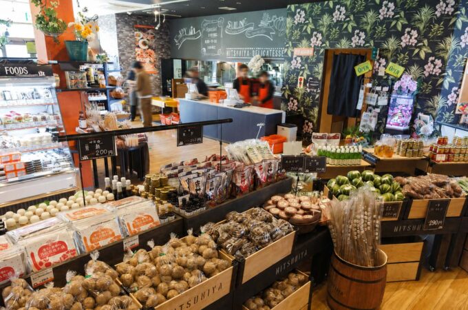 飲食店・食品店のVMD事例。入口から季節の青果や加工食品を魅力的に見せるレイアウトで、回遊性と購買意欲を高める売場づくり