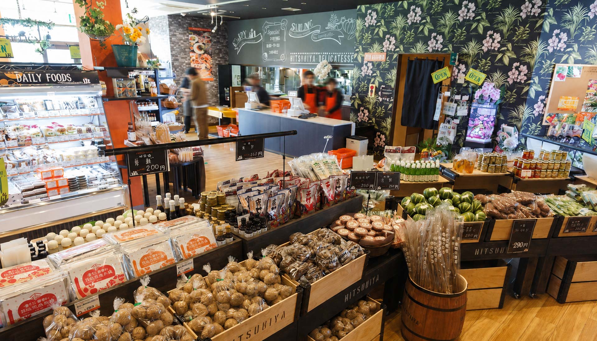 飲食店・食品店のVMD事例。入口から季節の青果や加工食品を魅力的に見せるレイアウトで、回遊性と購買意欲を高める売場づくり