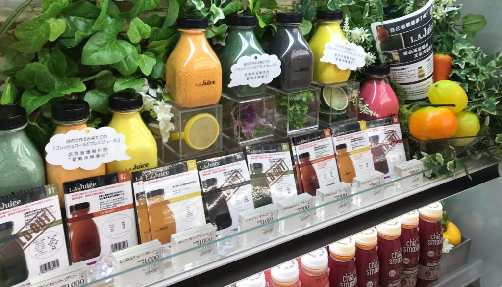 フレッシュジュースを主役にしたVMDディスプレイ。商品の特徴や世界観を伝え、飲食店のブランド価値を高める売場演出