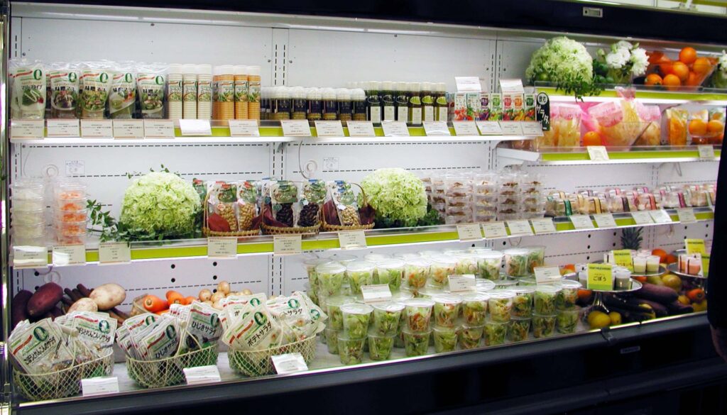 サラダやカットフルーツを美しく陳列した食品店のVMD事例。見やすく選びやすい冷蔵ケースで購買意欲を高める売場づくり