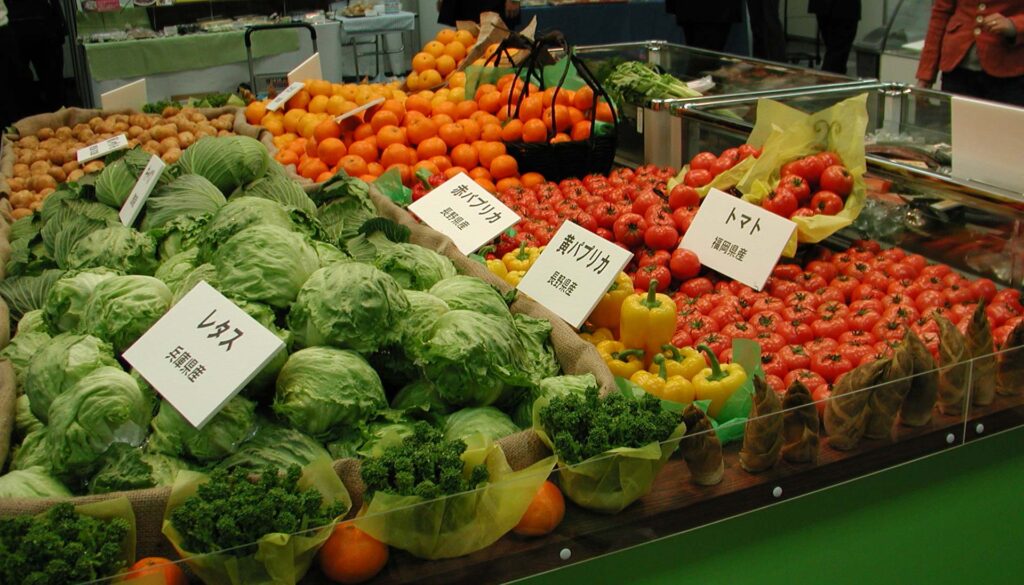 VMDによる食品店の売場づくり事例。ブラックボードPOPと色彩豊かな青果ディスプレイで商品の魅力を伝え、売れる売場を実現した店舗デザイン。